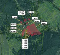 Mezőgazdasági és erdőterületek térképe Nová Bystrica község közelében, kiemelt parcellákkal.