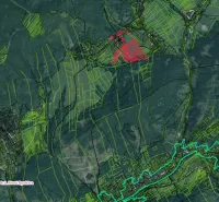A térkép Nová Bystrica környékén található mezőgazdasági és erdészeti területeket mutatja, a parcellák megjelölésével.