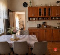 Kert a családi ház mellett az Agátová utcában, Gölnicbányán, gyepes területtel.