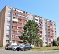 Lakóház parkolóval és fákkal a Martin Rázus utcában, Nagymihályban.