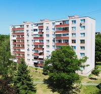 Tömbház erkélyekkel a Martina Rázusa utcán, Michalovce, zöldövezetben.