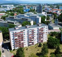 Légi felvétel a Martin Rázus utcai lakóházakról Michalovcén, zöldövezettel körülvéve.