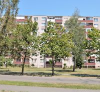 A Martin Rázus utcában, fák által körülvett lakókonténerben található egy 3 szobás lakás.