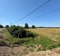 Lakóterületek Hokovciban, az út mellett, felettük elektromos vezetékekkel.