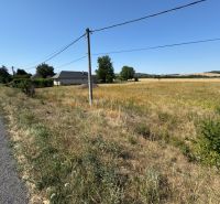 Lakóövezeti telkek Hokovcén, kilátással a tájra és az út közelségével.