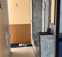 Keskeny folyosó fa dekor padlóval és praktikus tárolóhellyel.