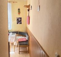 Hangulatos sarok egy kétszobás lakásban fa dekor padlóval és színes dekorációkkal.