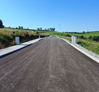 Üres út a zöld mezők között Záboríban, telkek - lakóövezet.