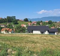 Záborie, telkek - lakóhely házak látképével és zöld környezettel napsütéses időben.