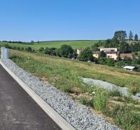 Lakóövezeti telkek Záboríban, kilátással a környező tájra és házakra.