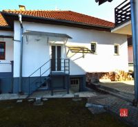 A Letecká utcai családi ház udvara Iglón betonlépcsővel.