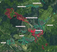 Légi felvétel a mezőgazdasági és erdészeti területekről Tvrdošín környékén.