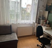 Dolgozósarok egy háromszobás lakásban, fa dekor padlóval és íróasztallal.