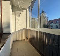 Üvegezett loggia kilátással a környékre egy 4 szobás lakásban.