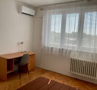 Szoba egy kétszobás lakásban íróasztallal, székkel és légkondicionálóval.
