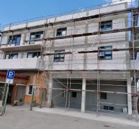 Építés alatt álló épület a Tomčany utcában, Martinban, alkalmas egy 3 szobás lakás számára.
