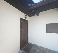 Bejárat a házba Špania Dolinán kőterasszal és fa elemekkel.