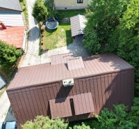 Légi felvétel a Besztercebányai Špania Dolinában található házról, udvarán trambulinnal.