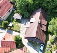 Légi felvétel egy házról Špania Dolinában, Besztercebányán, zölddel körülvéve.