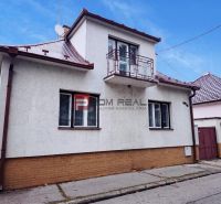 Családi ház a Pöstyéni Sadová utcában fehér homlokzattal és ferde tetővel.