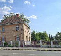 Családi ház a Vráble-i Levická utcában régebbi téglás külsővel.