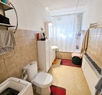 Fürdőszoba káddal és WC-vel egy családi házban.