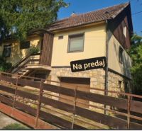 Családi ház Svodínban, kőalapokkal és fa kerítéssel eladó.