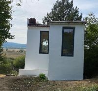 Kis ház Sáhban, fákkal és gyönyörű természettel körülvéve.