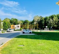 Nyugodt környék zöldterülettel és játszótérrel a Pozsonyi (Bratislava) Sárga utcában, Petržalka városrészben.