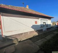 Családi ház Tardoskedden előreugró verandával és ferde tetővel.