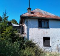 Családi ház Óturaiban kopott tetővel és benőtt környezettel.