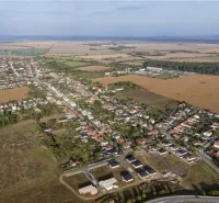 Légifelvétel a mezőgazdasági és erdőterületekről Križovany nad Dudváhomnál a faluval.