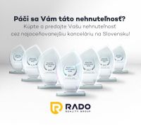 RADO Reality Group ingatlaniroda díjai feliratokkal és logóval a háttérben.