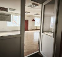 Üzlethelyiség belső tér kerámia padlóval és „Dohányozni tilos” feliratú tábla.