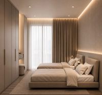 Kétágyas hálószoba elegáns világítással és fa dekorációjú padlóval az üdülő apartmanban.