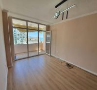 Rekreációs apartman üvegfallal és fa dekorációjú padlóval, erkéllyel.