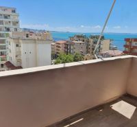 Kilátás az erkélyről a tengerre és Durrës városára az üdülő apartmanban.