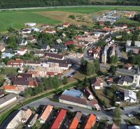 Légi felvétel Budča községről, az ipari területek elrendezésével és a környező zöldterületekkel.