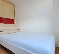 Hálószoba ággyal és beépített szekrénnyel, 2 szobás lakás, fa dekoros padló.