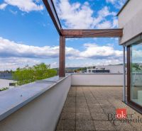 A Pozsony-Záhorská Bystrica-i családi ház terasza, Kapsohradská, panorámás kilátással a környékre.