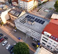 Légifelvétel a M.R. Štefánik utcai üzlethelyiségekről Topoľčanyban, parkolóval.