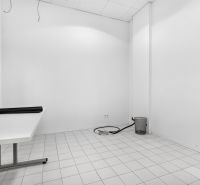 Üres belső tér fehér falakkal, asztallal és fehér csempével kereskedelmi helyiségben.