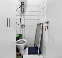 Kis helyiség az üzlethelyiségben, WC-vel és tárolóval.