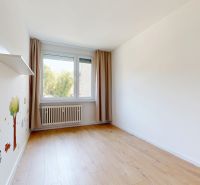 Gyerekszoba falmatricákkal és fa dekorációjú padlóval egy háromszobás lakásban.