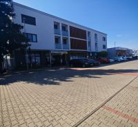 Épület a Senická utcában, Rohožníkban, parkolóhelyekkel az előtérben.