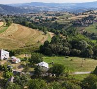 Táj Hriňovában a Pivnička utca 430 alatt családi házzal és kiterjedt természettel.