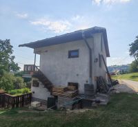 Családi ház a Hriňová-i Pivnička 430 alatt, fa lépcsővel és kerti területtel.