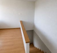 Fa dekorációjú padló és lépcsők családi házban.