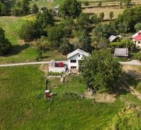 Családi ház Hriňovában, a Pivnička 430 alatt, zölddel és rétekkel körülvéve.