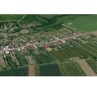 Családi házak légi felvétele Kazimír községben a Biela utcában, mezők által körülvéve.